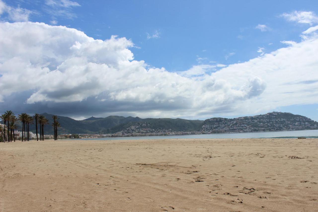 Beautiful Apartment In Front Of Beach, Pool, View Roses Esterno foto